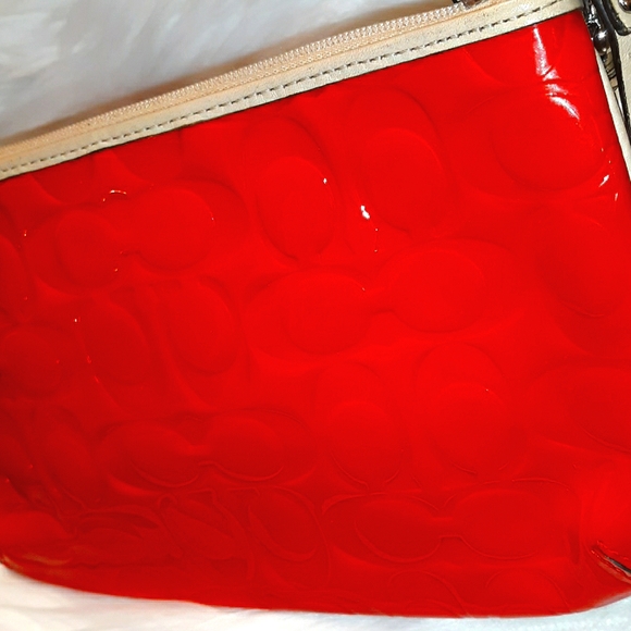 L@@K- Rare~COACH "Peyton" Large Striking Red Signature Embossed Leather Wristlet - Picture 15 of 16